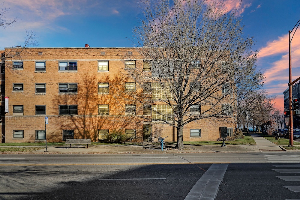 Comfy 2BR Rogers Park Apt in Sheridan view 3
