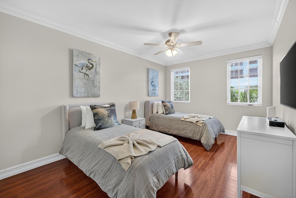 New Daisy Elegance Townhouse Steps From The Beach