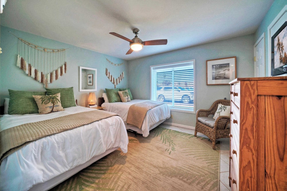 Sleeps 26 3 Island Retreat Condos w/ Beach Access, 2 Pools, Pickleball, Views