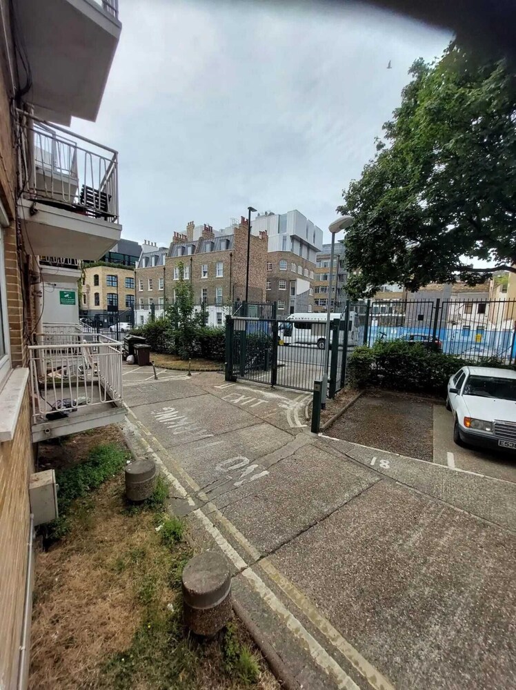 Spacious 3 Bedroom Apartment Near Camden With Balcony