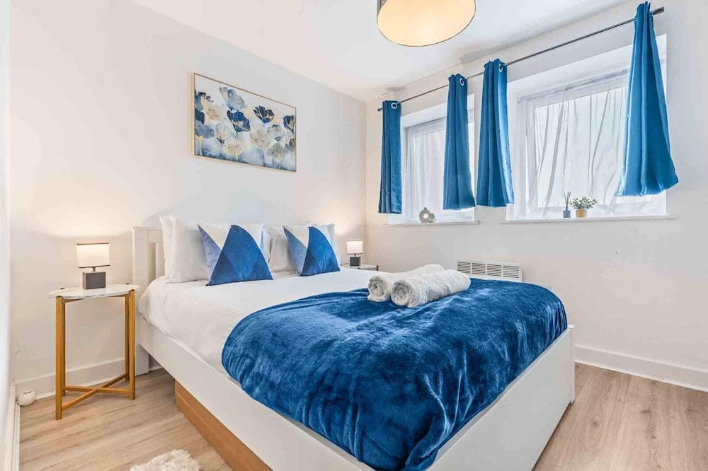 Sleeps 2 - Pets - Wifi - Parking