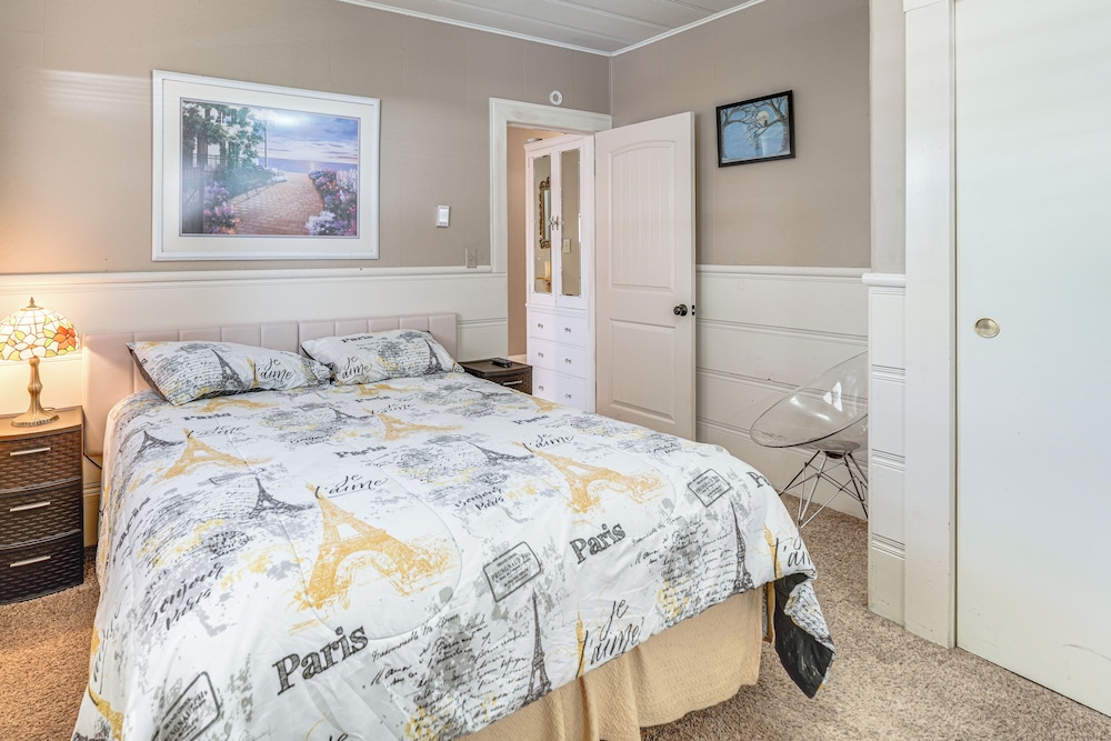 Miracle Mile Stay: Classic Stockton Home w/ Yard!