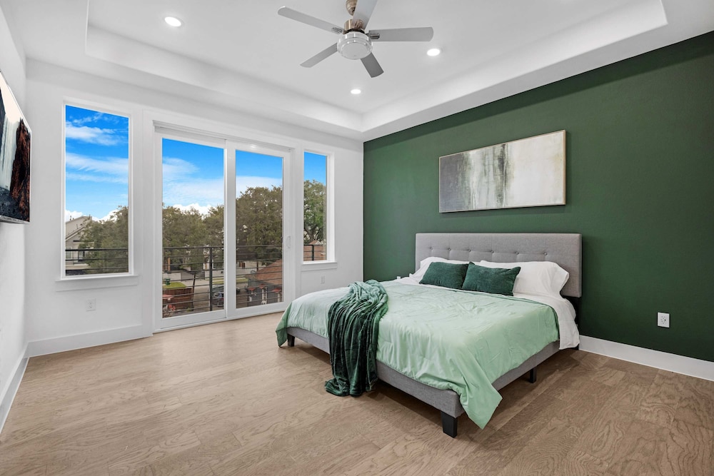 Houston 6 Bedroom Home