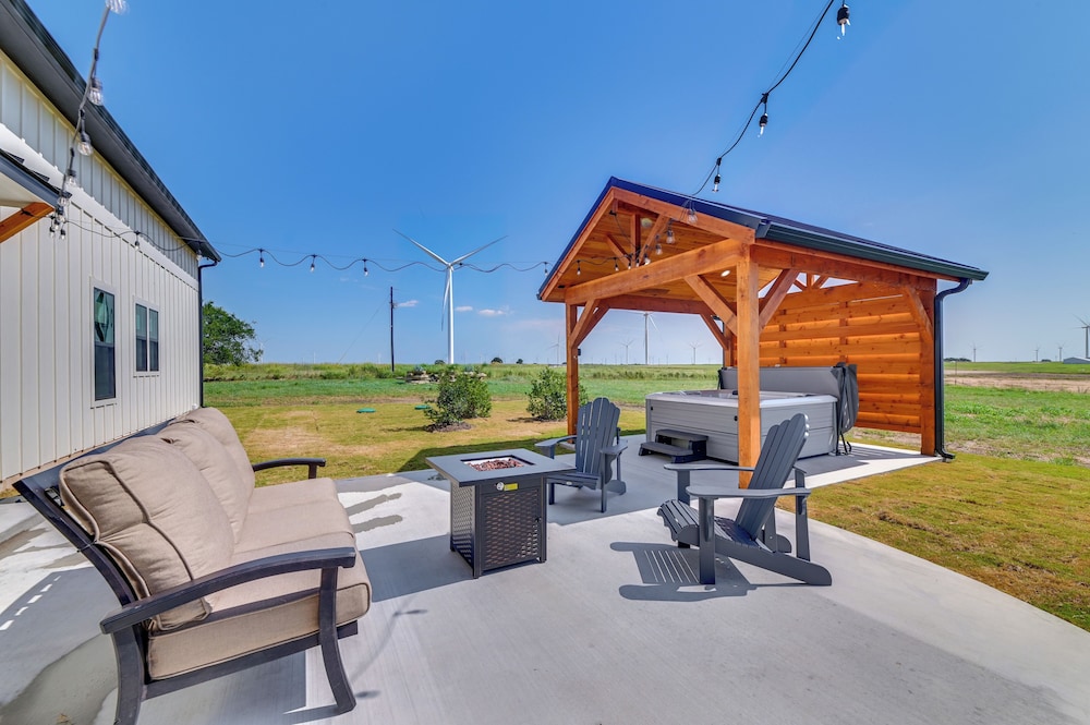 Rural Home w/ Hot Tub < 7 Mi to Winery & Golfing