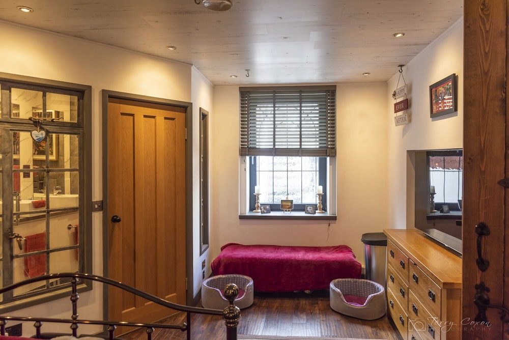 3 Bed- The Catacombs From White Lane Lets view 4