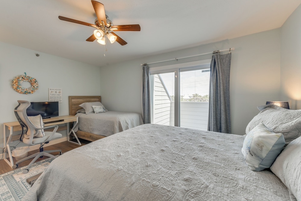 Beachfront Condo w/ Balcony on Manasota Key