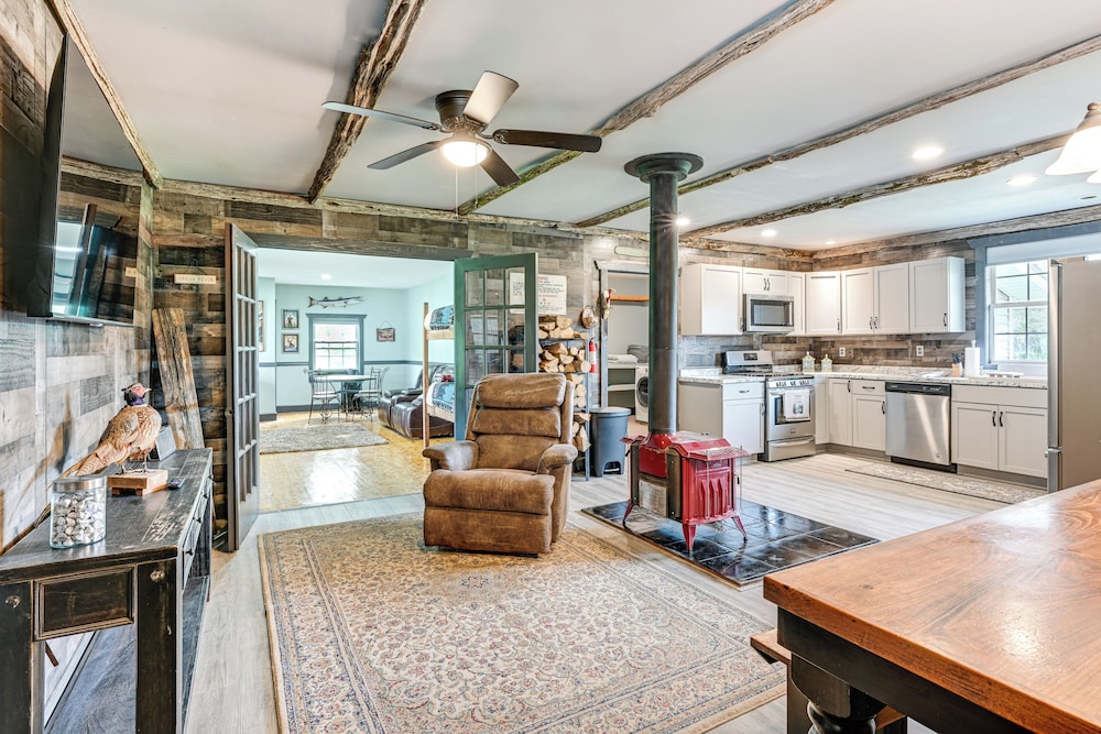 5-acre Kingston Getaway: Pond, Peacocks & Fire Pit
