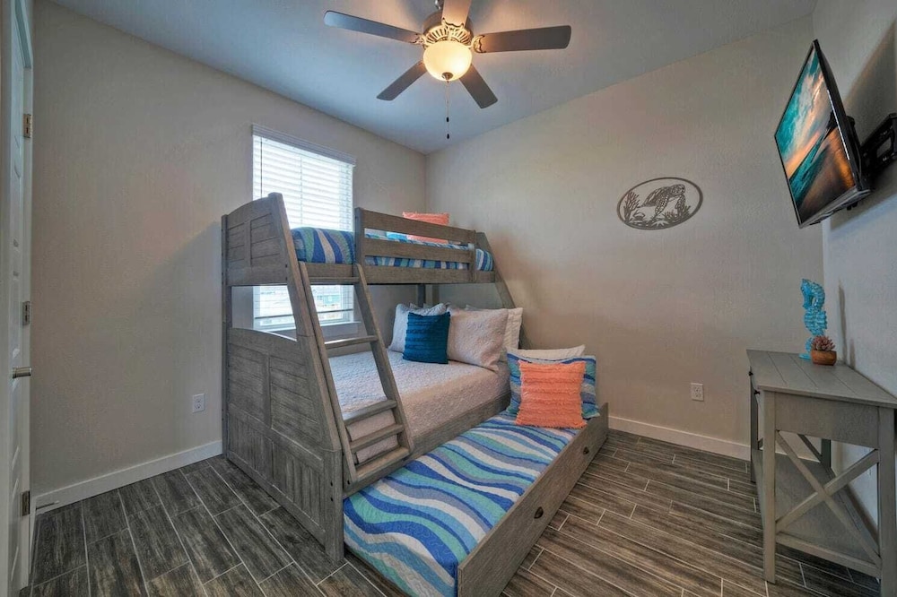 Sleeps 33! 4 Condos, Walk to the Beach, Resort-style Pool, Endless Summer Resort