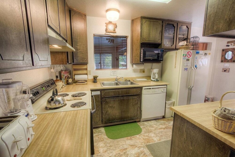 Bambi's Bunkhouse 3 Bedroom Home by RedAwning view 4