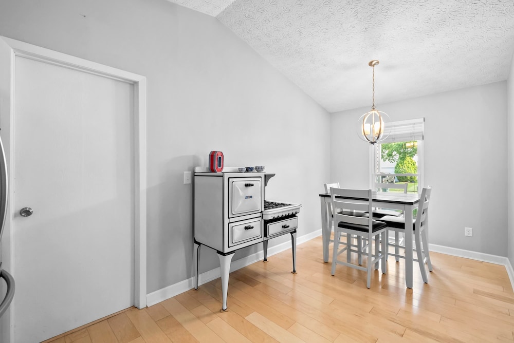 The Suburban Nest - For 6!