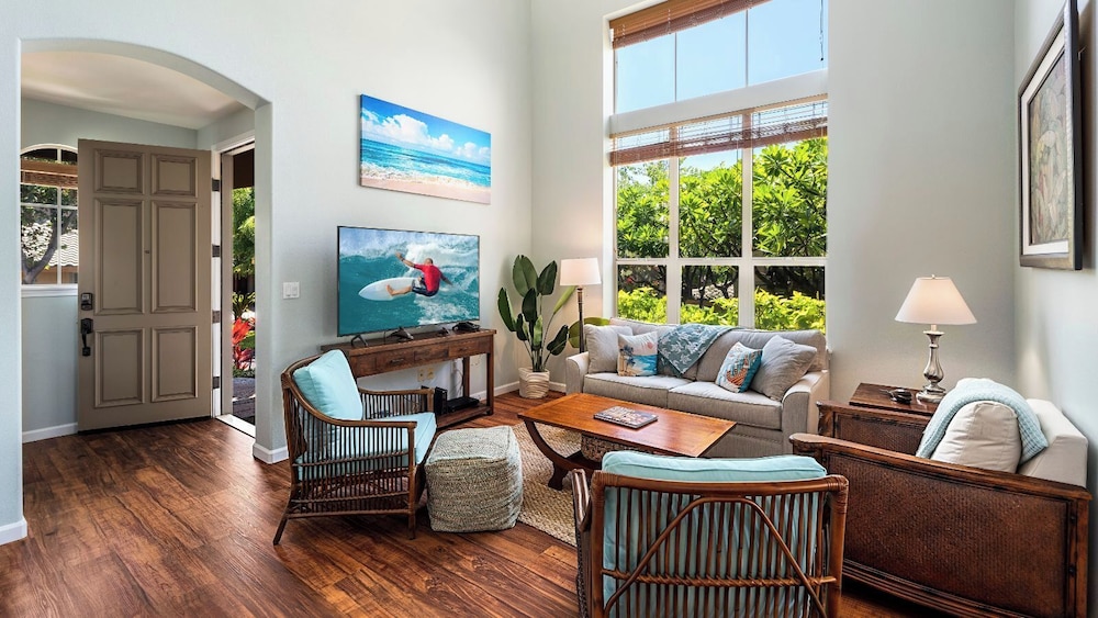 Tropical Escape w/ Lanai, BBQ & Resort Amenities - Vrkcv