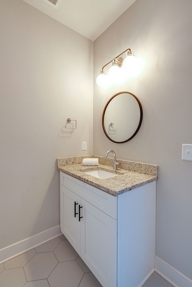 Merry Melrose -mins to Broadway- Sleeps 6