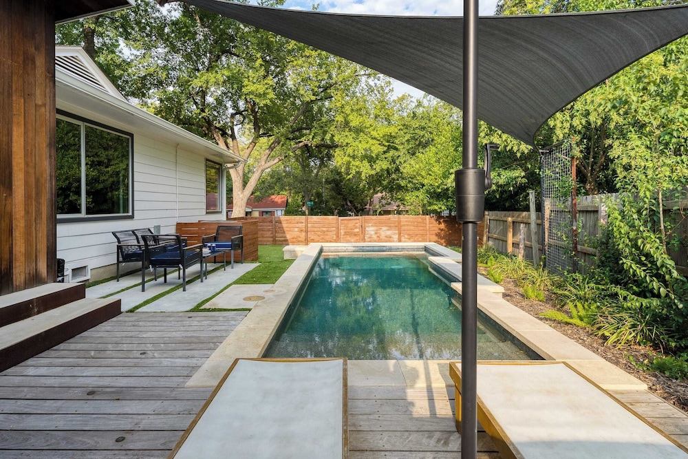 Modern Austin Home w/ Pool, Putting Green & Coffee Nook Townes Retreat by Avantstay