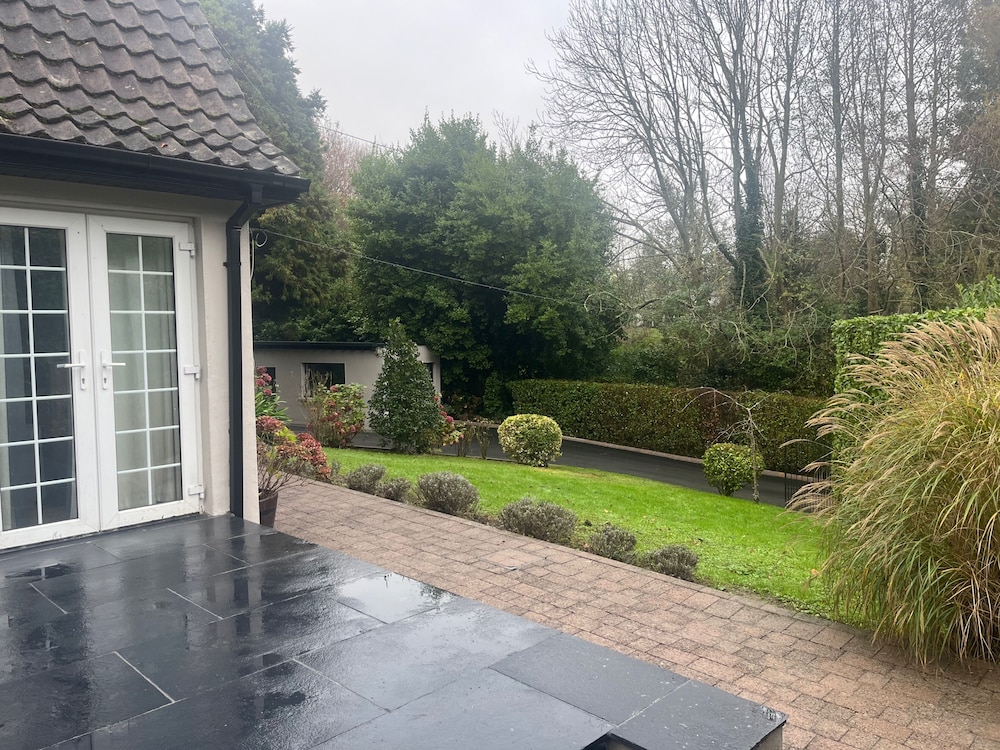 Spacious 5-bed House - Garden, Parking & Bbq