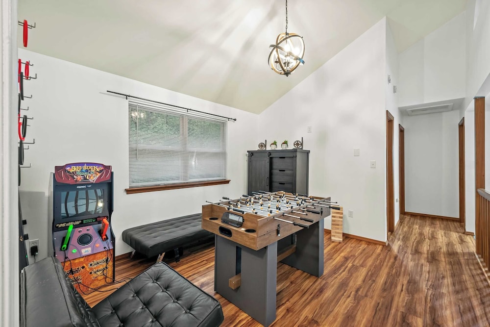 Stylish Mountain Retreat w/ Hot Tub & Firepit Penn Estate Getaway by Avantstay