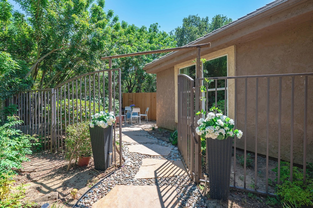 Tranquil Nature Retreat Private Patio & Cozy Charm