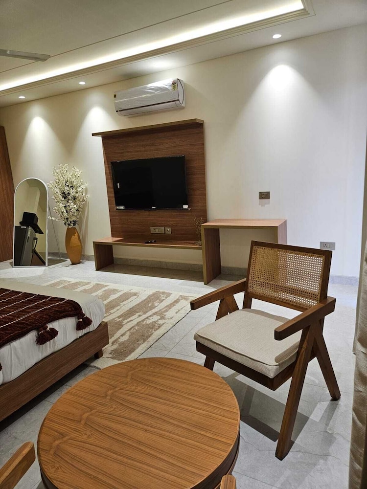 Hotel Dwellr