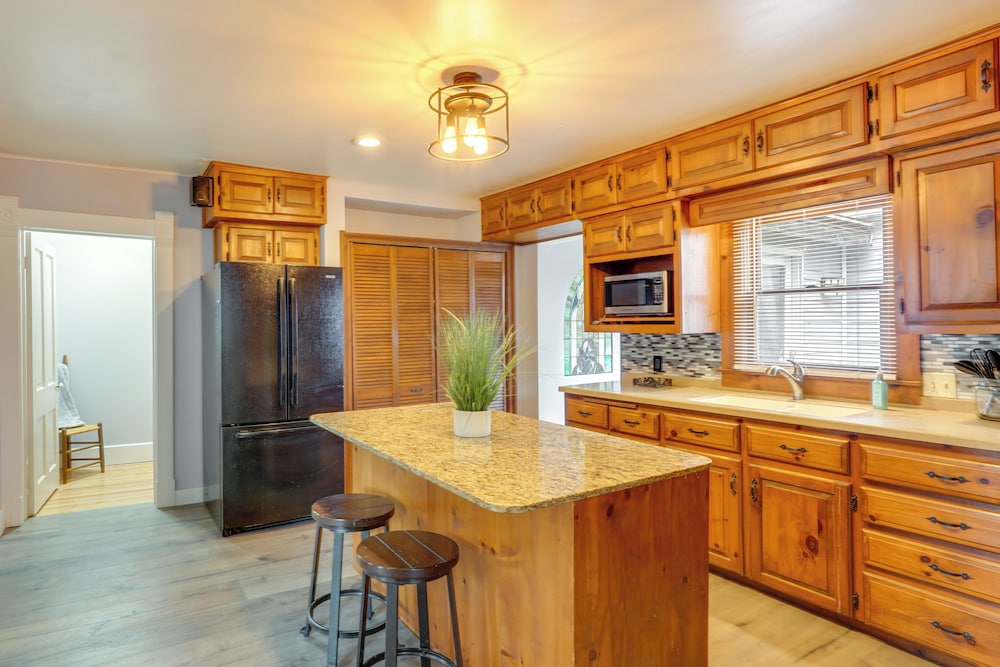 100-year-old Farmhouse in Fulton: 6 Mi to Town!