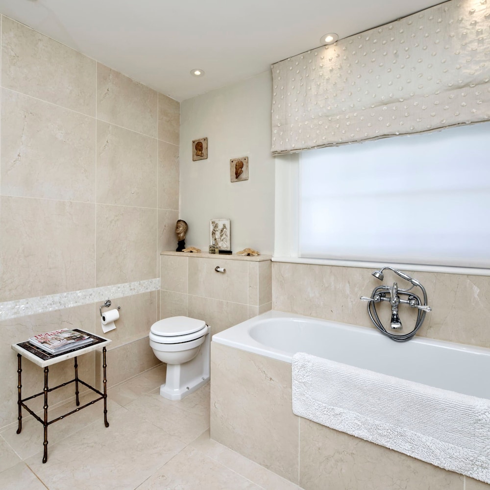 Beautiful and Spacious 2 Bedroom Apartment in South Kensington