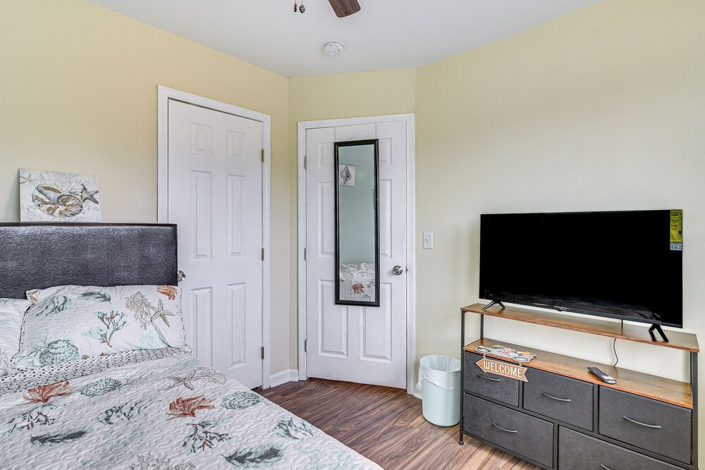 1 Mi to Historic Pleasure Pier: Galveston Home