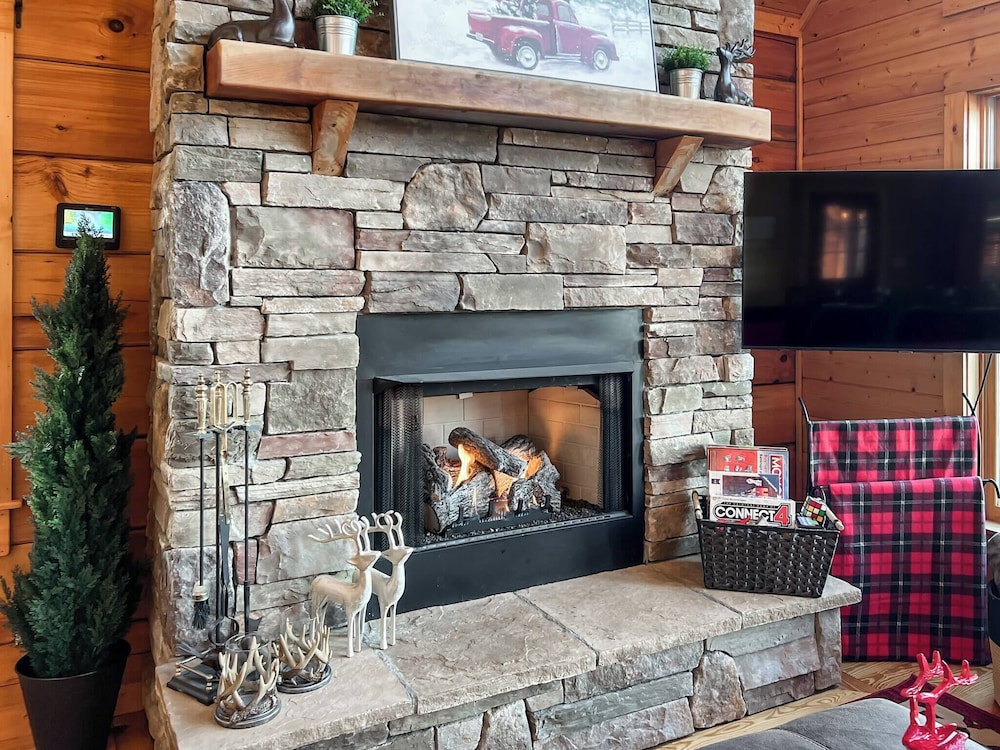 3 Kings 4 Bunks-sleeps 10-smart TV X6-parking out Front-full Kitchen-hot Tub
