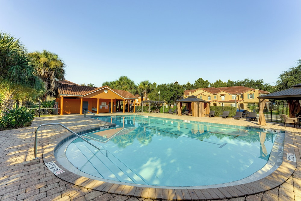 2 Mi to Wdw: Townhouse w/ Patio & Pool Access