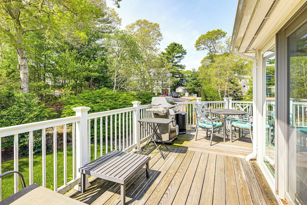 3 Mi to Mashpee Commons: Family Home w/ Fireplace