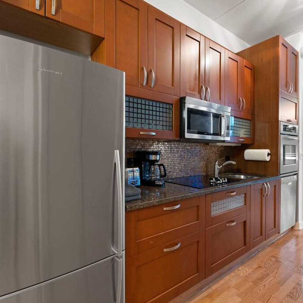 Sleek 2 Bed 2 Bath Condo in Trendy Fulton Market