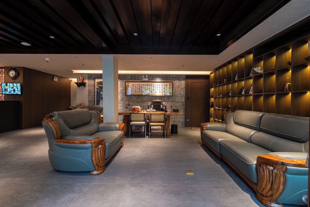Fenghuang Yiquan River View B&B
