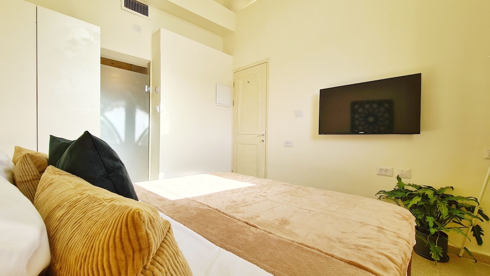 Pink & Blondie Jaffa - Smart Hotel by Loginn Tel Aviv view 3