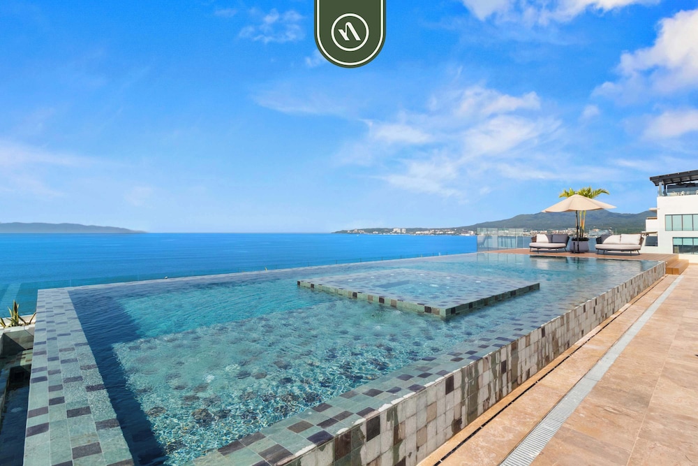 New Stylish 1 BR Condo - Ocean Views - Flex Room