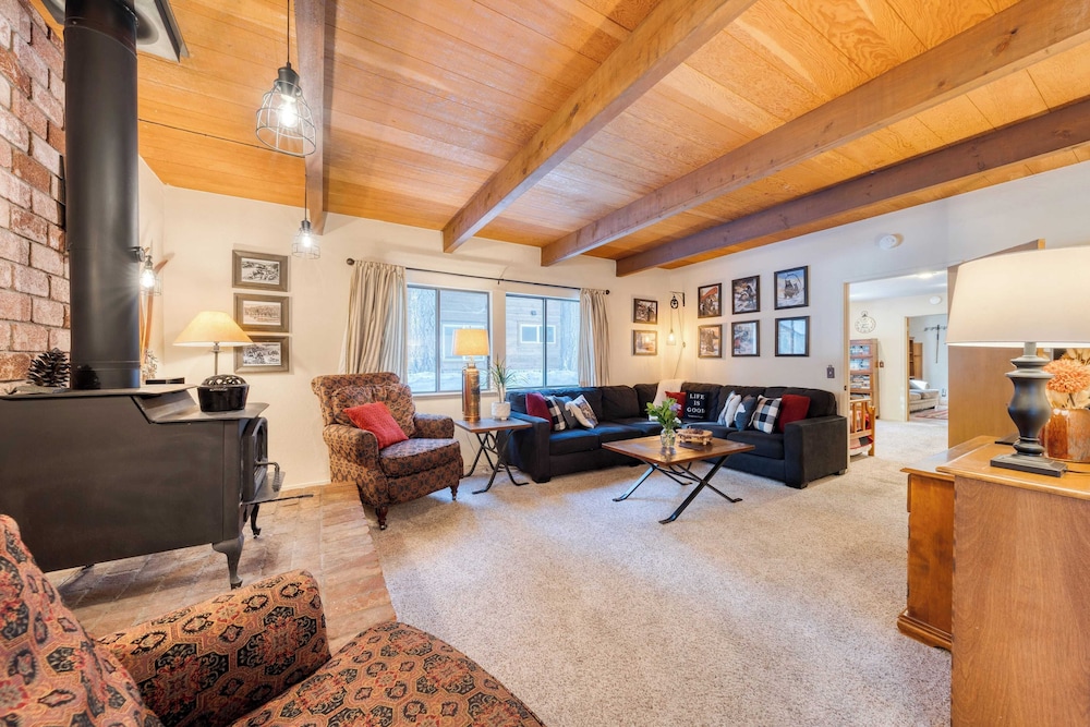 Mountain Cabin w/ Fireplace, Balcony & Easy Ski Access Bear Americana