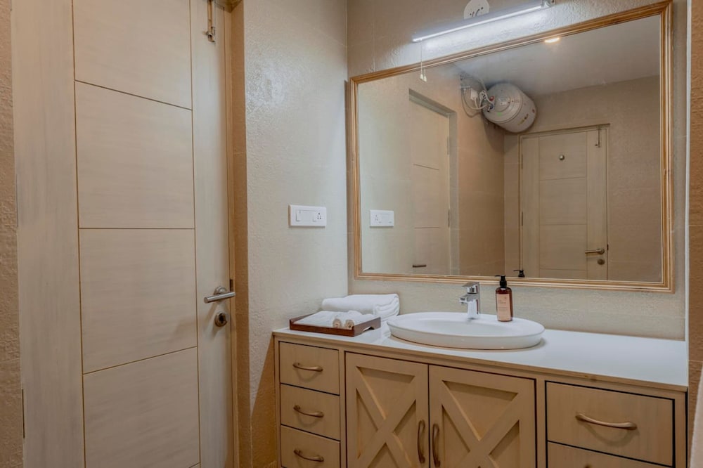 1BR Apt in Candolim With Pool 5 Mins From Beach