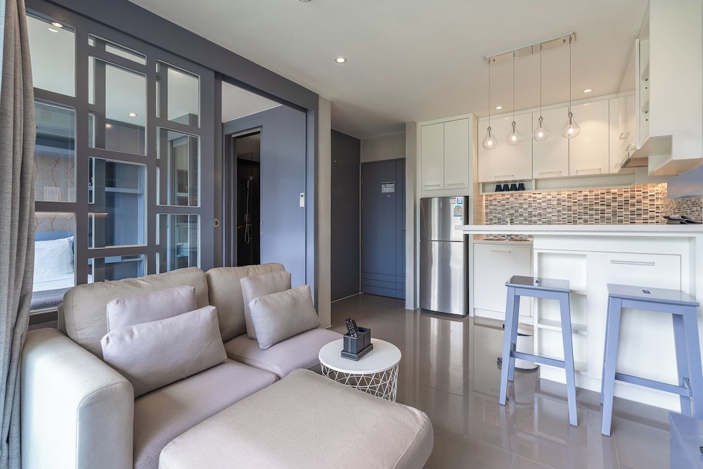 1BR Suite with Rooftop Pool C223