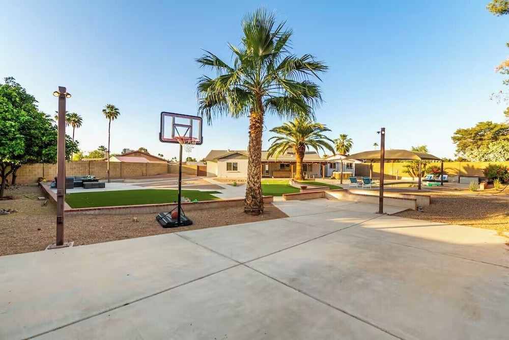 Chandler oasis with pool & hot tub