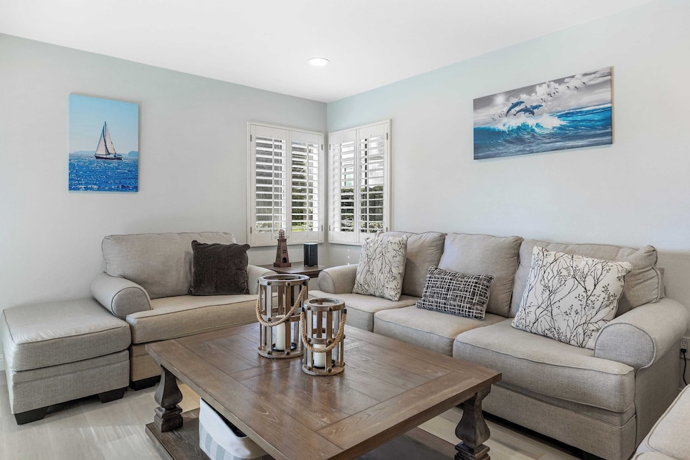 Walk to Beach Pool, Hot Tub, Private Patio, Parking Seabreeze Retreat