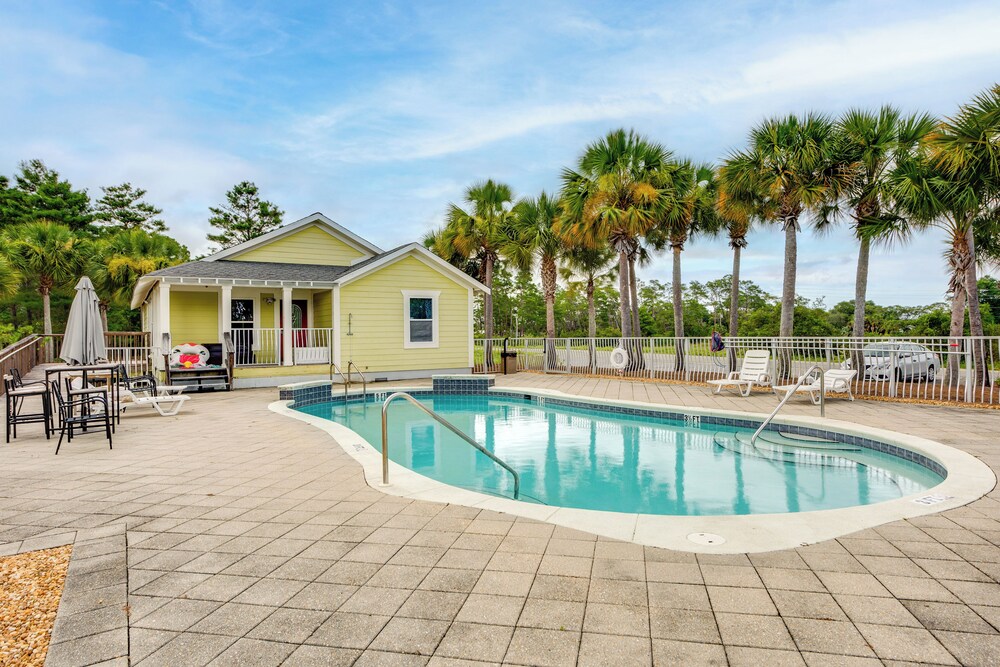 2 Mi to Carrabelle Beach: Home w/ Yard & Porch