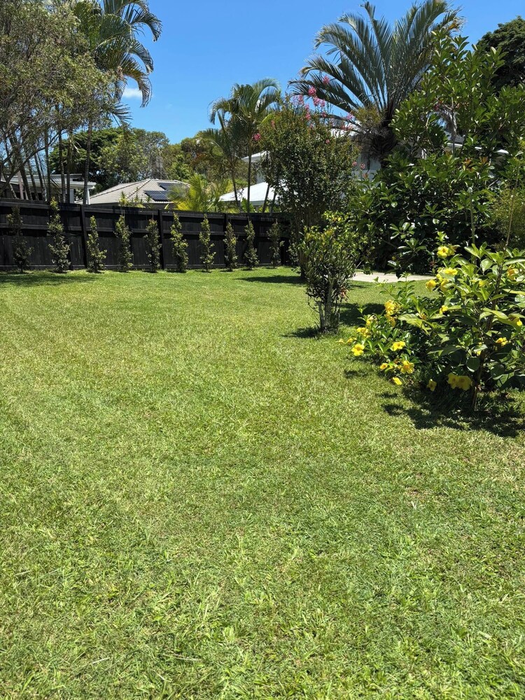 Seaestaatmoffatquietbeachparklargefenced Yard