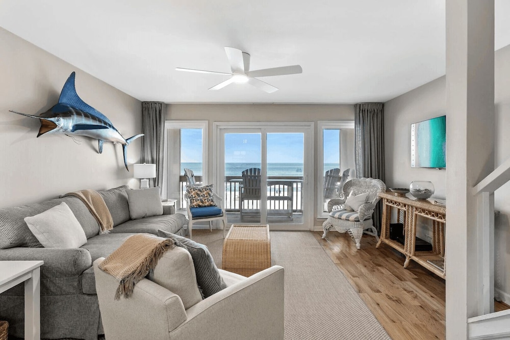 Blue Marlin by Avantstay Beachfront w/ Views, Pool Access, Beach Chairs