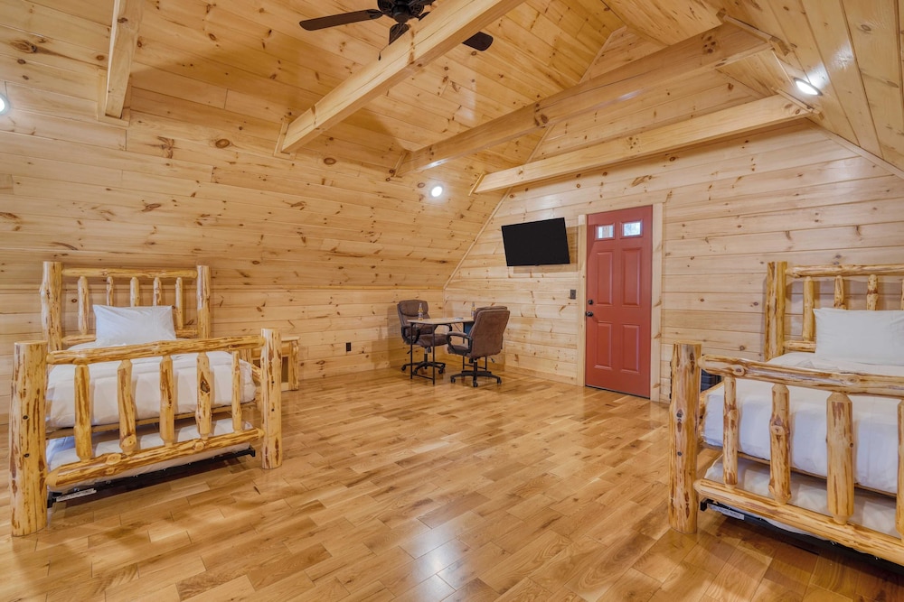 Hot Tub + Foosball Access to Pool, Tennis, Gym Chill'n in the Smokies
