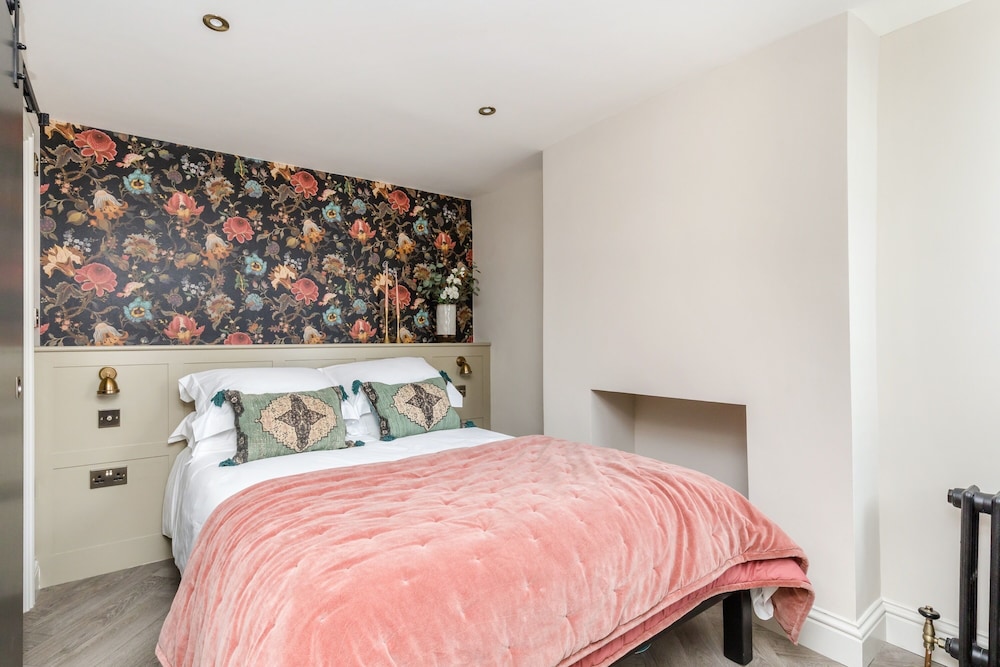 The Oak Rooms | By Huluki Sussex Stays view 3