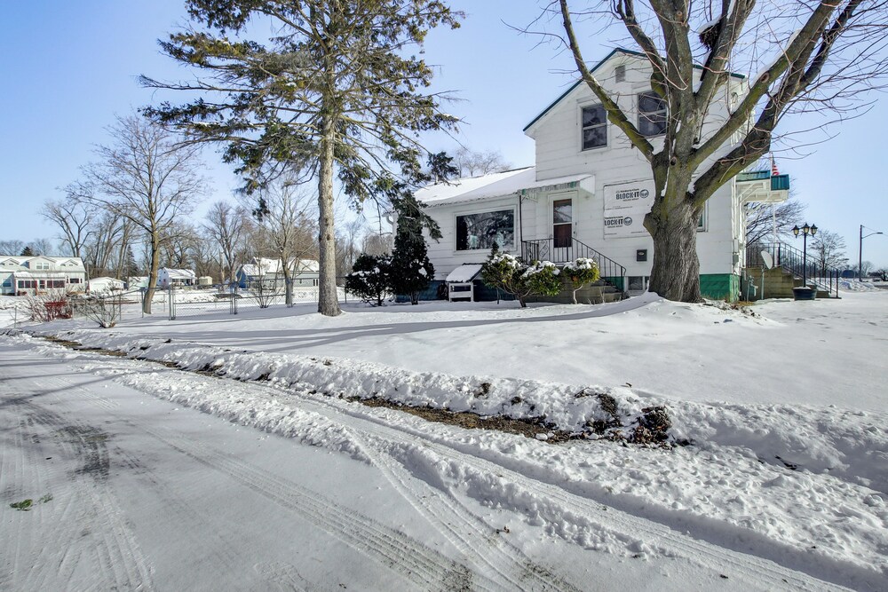 Boat Dock: Riverfront Oconto Home!