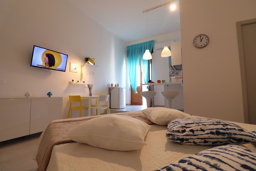 Casa Maya Modern Open-space Apartment Steps From Otrantos Seafront