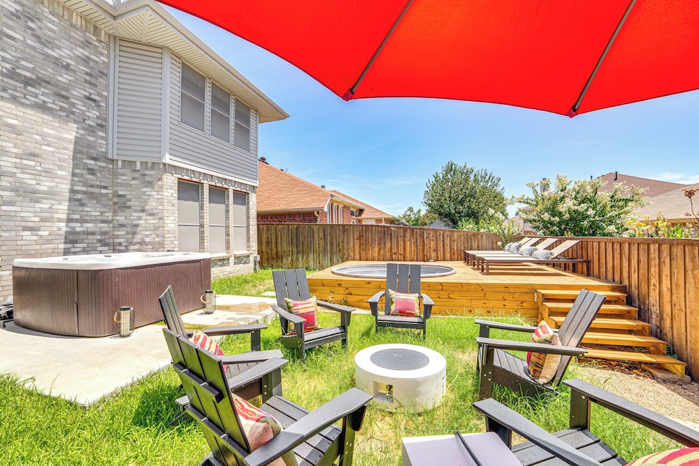 Game Room, Hot Tub & Pool! Grand Prairie Getaway