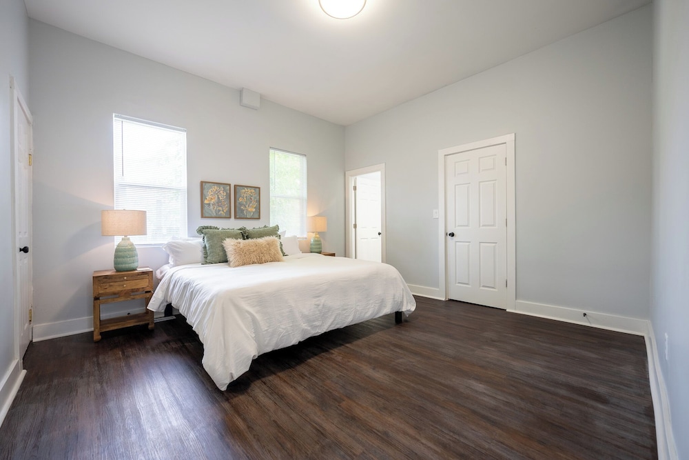 Spacious 5-Bedroom Blue Bungalow
