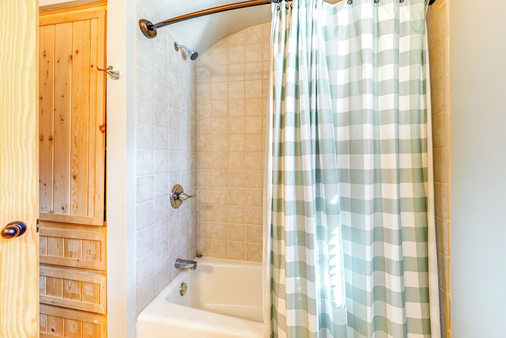 13 Mi to Cashiers: Cabin w/ Wraparound Porch!