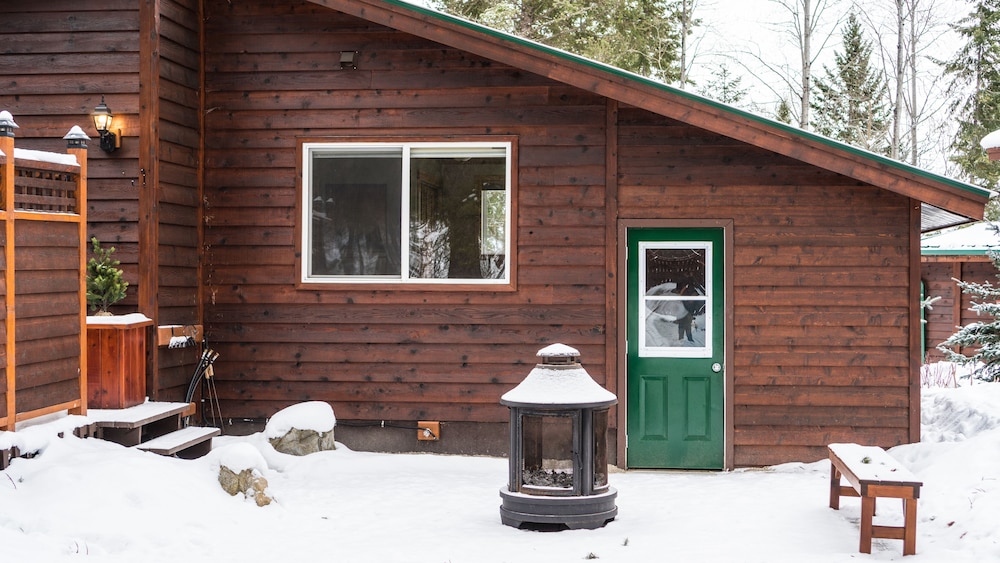 Cedar House Restaurant & Chalets