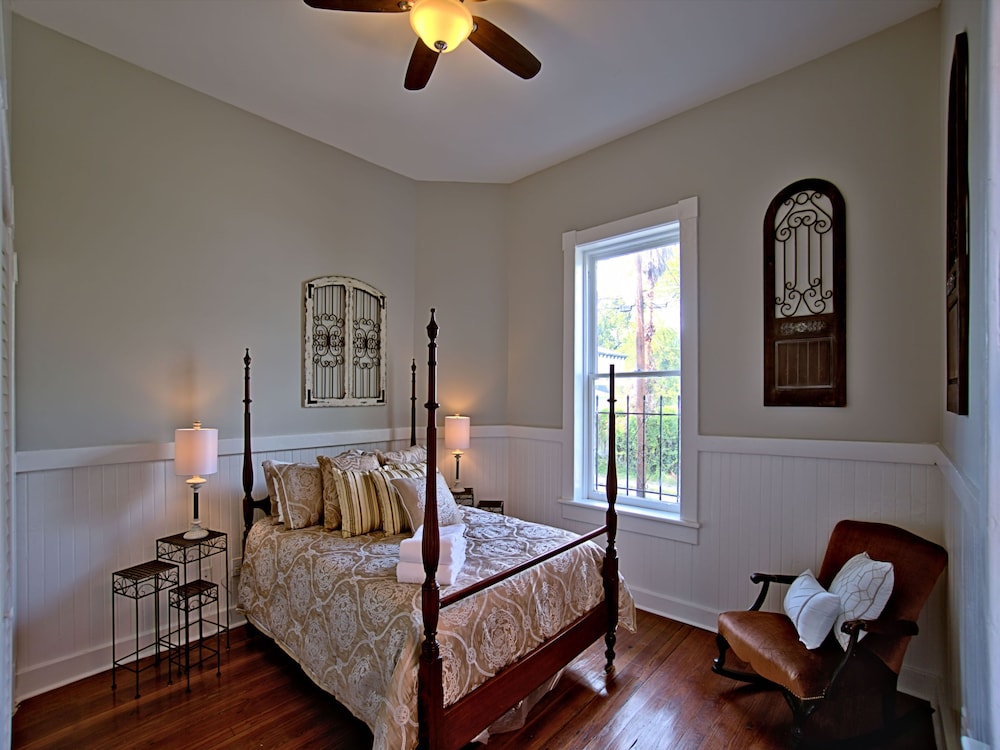 Elegant Brick 2 BR in downtown Savannah view 5