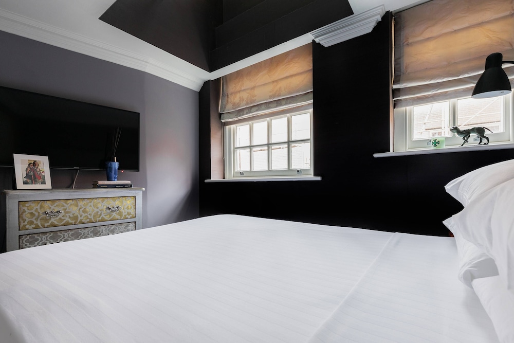 Chelsea Embankment III by Onefinestay