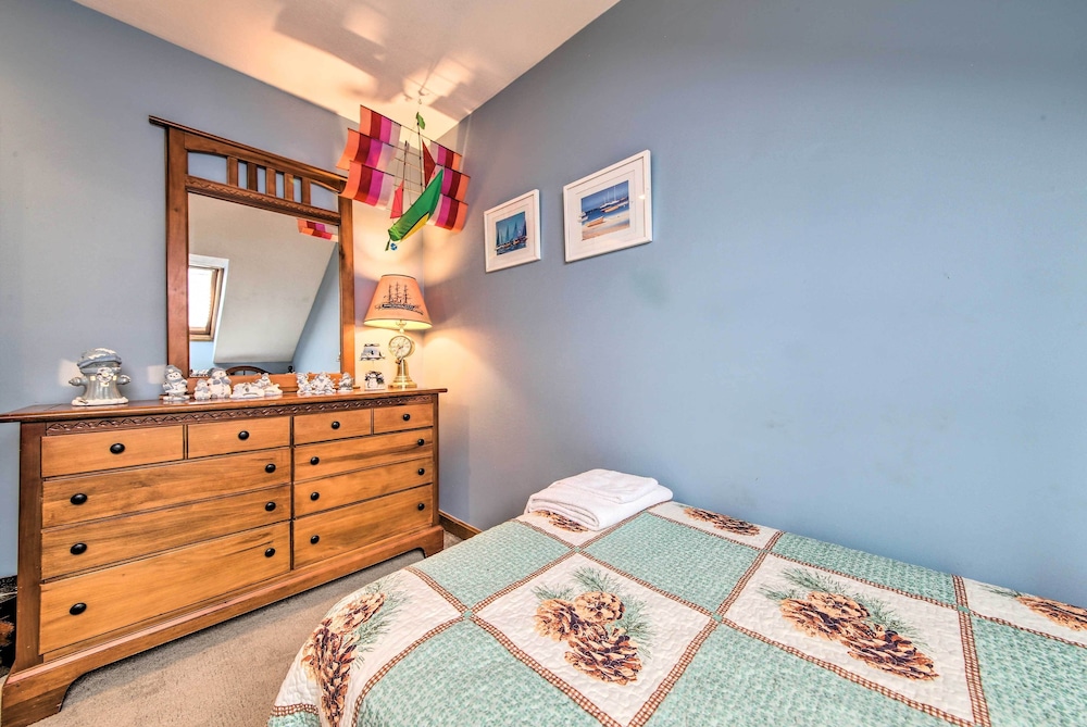 Condo w/ Rangeley Lake Views: 10 Mi to Saddleback! view 2